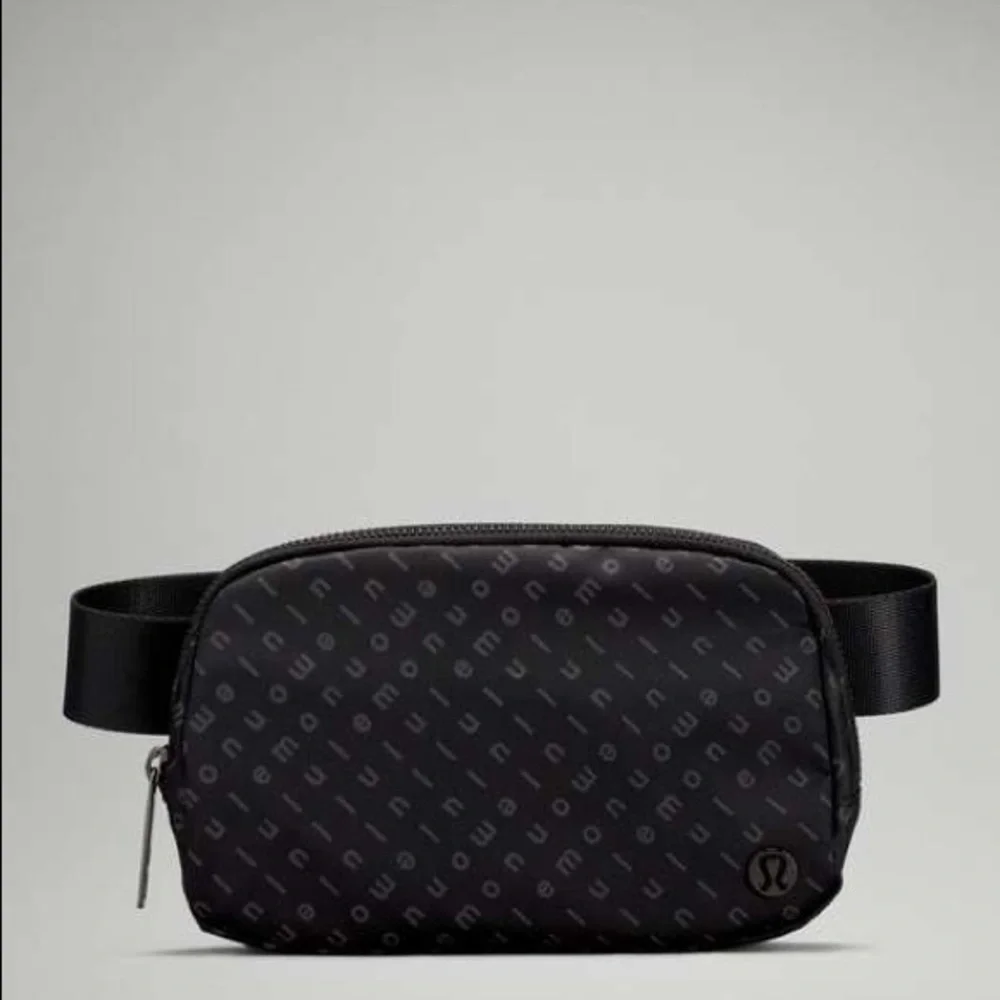 *SOLD** NWT Lululemon Everywhere Belt Bag Motif - Picture 3 of 7